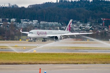 Zürih, İsviçre, 23 Ocak 2025 A7-ALF Katar Havayolları Airbus A350-941 uçağı az önce 28 numaralı piste indi.