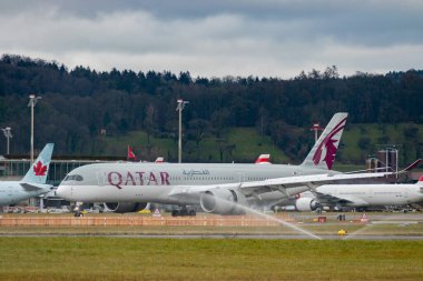 Zürih, İsviçre, 23 Ocak 2025 A7-ALF Katar Havayolları Airbus A350-941 uçağı az önce 28 numaralı piste indi.