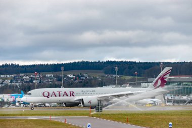 Zürih, İsviçre, 23 Ocak 2025 A7-ALF Katar Havayolları Airbus A350-941 uçağı az önce 28 numaralı piste indi.