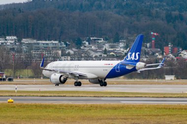Zürih, İsviçre, 23 Ocak 2025 SE-RUP SAS Scandinavian Airbus A320-251N uçakları taksicilik yapıyor