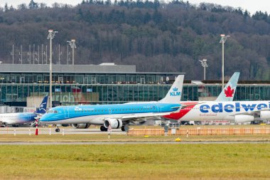 Zürih, İsviçre, 23 Ocak 2025 PH-EZY KLM Hollanda Kraliyet Havayolları Embraer E190STD uçağı az önce 28 numaralı piste indi.