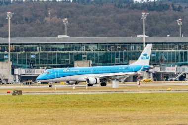 Zürih, İsviçre, 23 Ocak 2025 PH-EZY KLM Hollanda Kraliyet Havayolları Embraer E190STD uçağı az önce 28 numaralı piste indi.