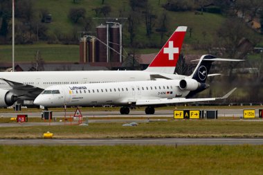 Zürih, İsviçre, 23 Ocak 2025 D-ACNG Lufthansa Mitsubishi CRJ-900LR uçağı az önce 28 numaralı piste indi.