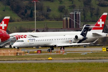 Zürih, İsviçre, 23 Ocak 2025 D-ACNG Lufthansa Mitsubishi CRJ-900LR uçağı az önce 28 numaralı piste indi.