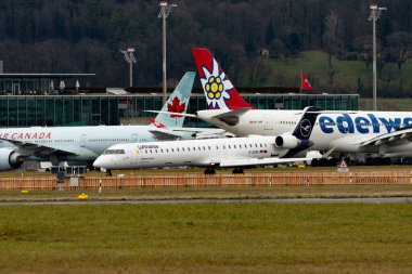 Zürih, İsviçre, 23 Ocak 2025 D-ACNG Lufthansa Mitsubishi CRJ-900LR uçağı az önce 28 numaralı piste indi.