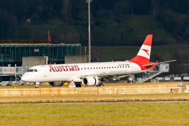 Zürih, İsviçre, 23 Ocak 2025 OE-LWD Avusturya Havayolları Embraer E195LR uçakları taksicilik yapıyor