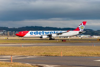 Zürih, İsviçre, 23 Ocak 2025 HB-JMG Edelweiss Airbus A340-313 kalkış konumuna geçiyor.