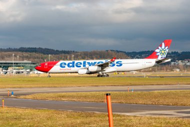 Zürih, İsviçre, 23 Ocak 2025 HB-JMG Edelweiss Airbus A340-313 kalkış konumuna geçiyor.