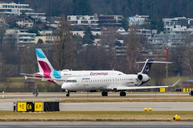 Zürih, İsviçre, 23 Ocak 2025 D-ACNG Lufthansa Mitsubishi CRJ-900LR uçağı kalkıyor.