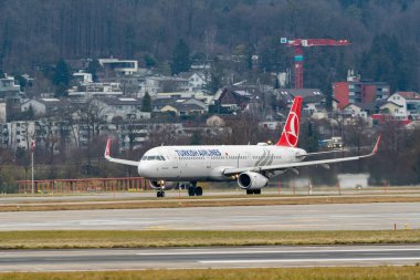 Zürih, İsviçre, 23 Ocak 2025 TC-JTM Türk Hava Yolları Airbus A321-231 uçağı kalkıyor.