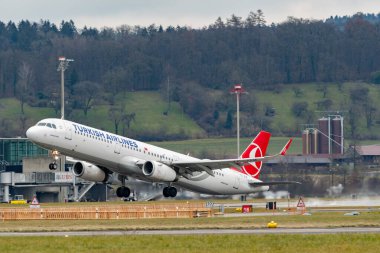 Zürih, İsviçre, 23 Ocak 2025 TC-JTM Türk Hava Yolları Airbus A321-231 uçağı kalkıyor.