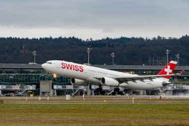 Zürih, İsviçre, 23 Ocak 2025 HB-JHB İsviçre Airbus A330-343 uçak kalkıyor.