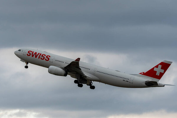 Цюрих, Швейцария, 23 января 2025 года Швейцарский самолет Airbus A330-343 взлетает со взлетно-посадочной полосы 28