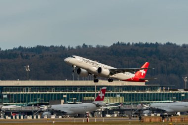 Zürih, İsviçre, 24 Ocak 2025 HB-AZC Helvetic Havayolları Embraer E190-E2 uçağı kalkıyor.