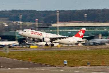 Zürih, İsviçre, 24 Ocak 2025 İsviçre HB-IJQ İsviçre Airbus A320-214 pistten kalkıyor.