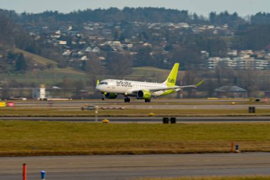 Zürih, İsviçre, 24 Ocak 2025 YL-ABL Air Baltic Airbus A220-300 veya Bombardıman uçağı 28 numaralı pistten kalkıyor.