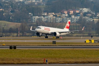 Zürih, İsviçre, 24 Ocak 2025 İsviçre HB-JDH İsviçre Airbus A302-271N uçağı kalkıyor.