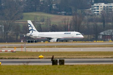 Zürih, İsviçre, 24 Ocak 2025 SX-DVG Aegeran Airbus A320-232 uçak kalkıyor.