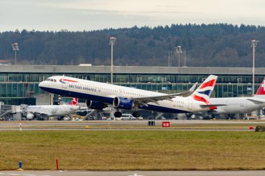 Zürih, İsviçre, 24 Ocak 2025 G-NEOY British Airways Airbus A321-251NX uçağı kalkıyor.