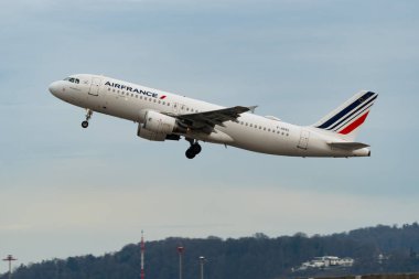 Zürih, İsviçre, 24 Ocak 2025 F-GKXL Air France Airbus A320-214 pistten kalkıyor.