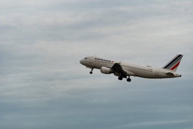 Zürih, İsviçre, 24 Ocak 2025 F-GKXL Air France Airbus A320-214 pistten kalkıyor.