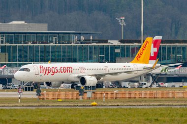 Zürih, İsviçre, 24 Ocak 2025 TC-RDK Pegasus Airbus A321-251NX uçağı kalkıyor.