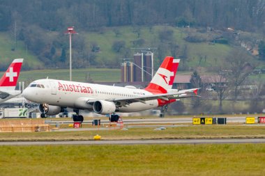 Zürih, İsviçre, 24 Ocak 2025 OE-LBJ Avusturya Havayolları Airbus A320-214, 28 numaralı pistten kalkıyor.