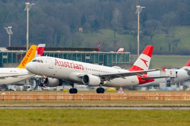Zürih, İsviçre, 24 Ocak 2025 OE-LBJ Avusturya Havayolları Airbus A320-214, 28 numaralı pistten kalkıyor.