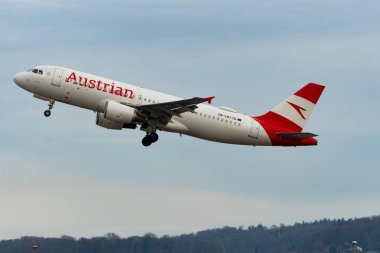 Zürih, İsviçre, 24 Ocak 2025 OE-LBJ Avusturya Havayolları Airbus A320-214, 28 numaralı pistten kalkıyor.