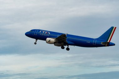 Zürih, İsviçre, 24 Ocak 2025 EI-EIE ITA Airways Airbus A320-216 pistten kalkıyor.