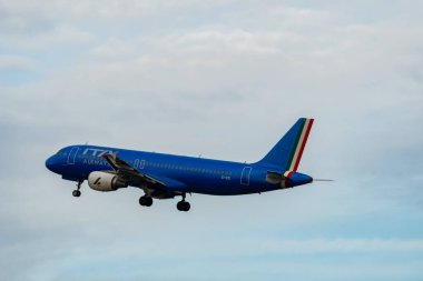 Zürih, İsviçre, 24 Ocak 2025 EI-EIE ITA Airways Airbus A320-216 pistten kalkıyor.