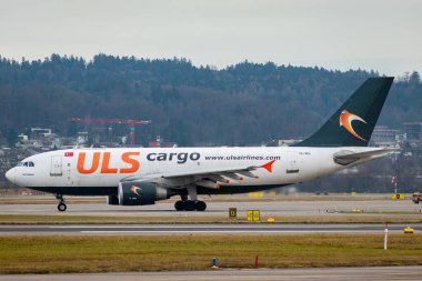 Zürih, İsviçre, 24 Ocak 2025 TC-VEL ULS Cargo Airbus A310-308F uçağı kalkışa geçiyor.