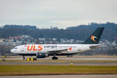 Zürih, İsviçre, 24 Ocak 2025 TC-VEL ULS Cargo Airbus A310-308F uçağı kalkışa geçiyor.