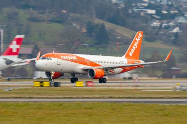 Zürih, İsviçre, 24 Ocak 2025 G-EZWS Easy Jet Airbus A320-214 pistten kalkıyor.
