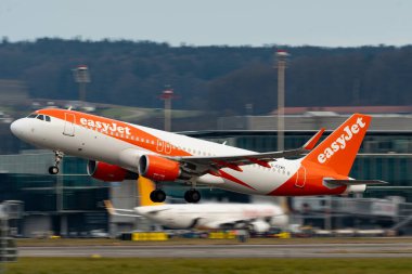 Zürih, İsviçre, 24 Ocak 2025 G-EZWS Easy Jet Airbus A320-214 pistten kalkıyor.