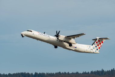 Zürih, İsviçre, 24 Ocak 2025 9A-CQA Hırvatistan Havayolları De Havilland Dash 8-400 uçakları 28 numaralı pistten kalkıyor.