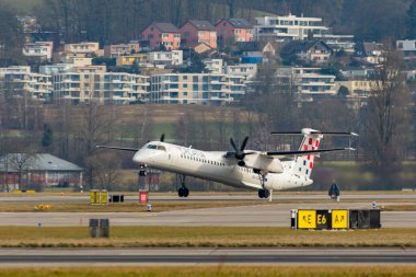 Zürih, İsviçre, 24 Ocak 2025 9A-CQA Hırvatistan Havayolları De Havilland Dash 8-400 uçakları 28 numaralı pistten kalkıyor.