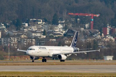 Zürih, İsviçre, 24 Ocak 2025 D-AISK Lufthansa Airbus A321-231 Pist 'ten kalkıyor.