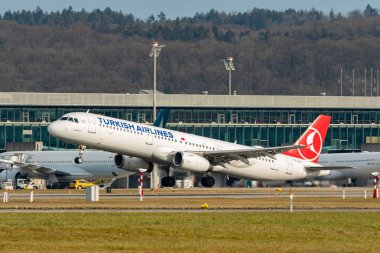 Zürih, İsviçre, 24 Ocak 2025 TC-JRT Türk Havayolları Airbus A321-231 uçağı kalkıyor.