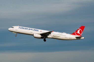 Zürih, İsviçre, 24 Ocak 2025 TC-JRT Türk Havayolları Airbus A321-231 uçağı kalkıyor.