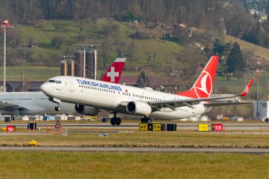 Zürih, İsviçre, 24 Ocak 2025 TC-JYJ Türk Hava Yolları Boeing 737-9F2ER uçağı kalkıyor.