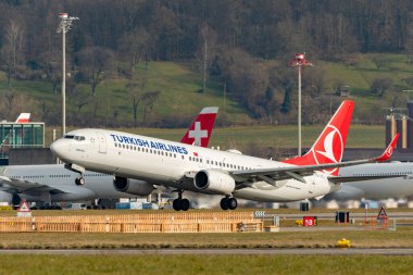 Zürih, İsviçre, 24 Ocak 2025 TC-JYJ Türk Hava Yolları Boeing 737-9F2ER uçağı kalkıyor.