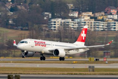 Zürih, İsviçre, 24 Ocak 2025 HB-JCN İsviçre Airbus A220-300 veya Bombardıman uçağı 28 numaralı pistten kalkıyor.