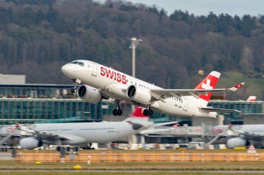 Zürih, İsviçre, 24 Ocak 2025 HB-JBH İsviçre Airbus A220-100 veya Bombacı CS-100 uçağı kalkıyor.