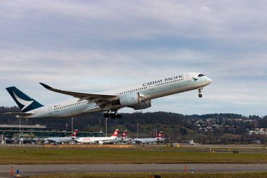 Zürih, İsviçre, 24 Ocak 2025 B-LRK Cathay Pasifik Airbus A350-941 uçağı 16 numaralı pistten kalkıyor.