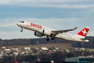 Zürih, İsviçre, 24 Ocak 2025 HB-JCM Swiss Airbus A220-300 veya Bombacı CS-300 uçağı 28 numaralı pistten kalkıyor.