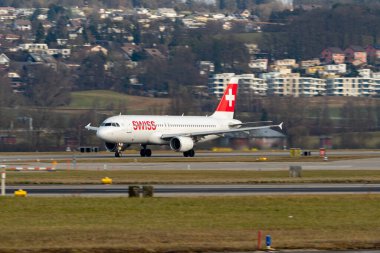 Zürih, İsviçre, 24 Ocak 2025 HB-IJI İsviçre Airbus A320-214 kalkıyor.
