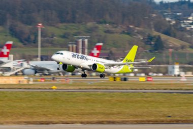 Zürih, İsviçre, 24 Ocak 2025 YL-ABS Air Baltic Airbus A220-300 veya Bombardıman uçağı 28 numaralı pistten kalkıyor.