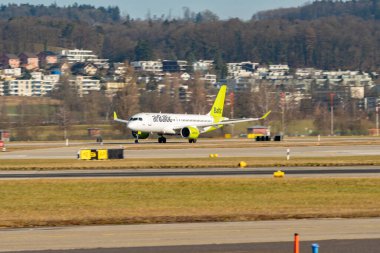 Zürih, İsviçre, 24 Ocak 2025 YL-CSB Baltic Airbus A220-300 veya Bombardier CS-300 uçağı 28 numaralı pistten kalkıyor.