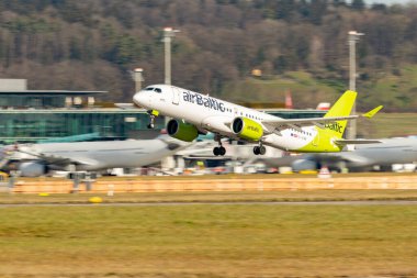 Zürih, İsviçre, 24 Ocak 2025 YL-CSB Baltic Airbus A220-300 veya Bombardier CS-300 uçağı 28 numaralı pistten kalkıyor.